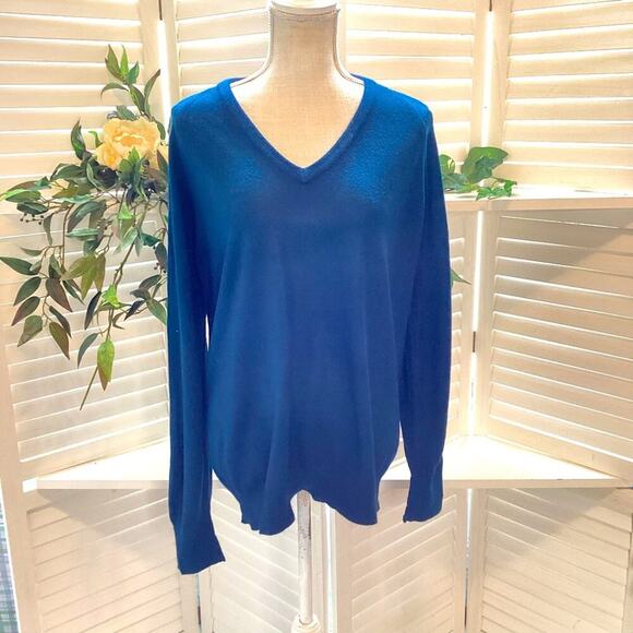 CHRISTIAN DIOR BLUE SOFT V NECK PULL OVER SWEATER SIZE MED 1248 - Picture 1 of 5